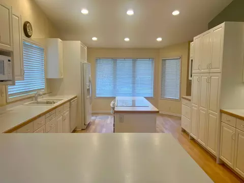 Kitchen - 539 Brook Ln, Saint Cloud, MN 56301 photo 9 of 10