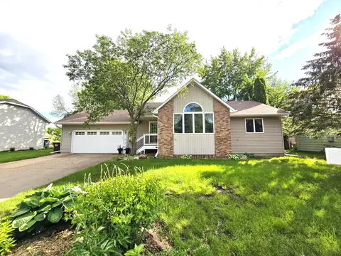 113 Oakwood Dr, Belle Plaine, MN 56011