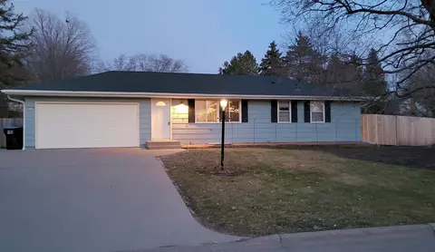 2170 Bossard Dr, Roseville, MN 55113