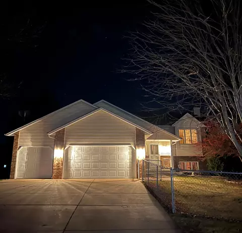 6338 Upper 35th St N, Oakdale, MN 55128