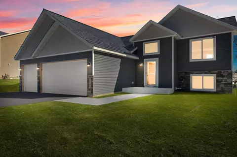 2105 Goldenray Dr, Faribault, MN 55021