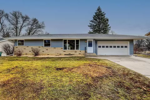 2968 Manson St, Roseville, MN 55113
