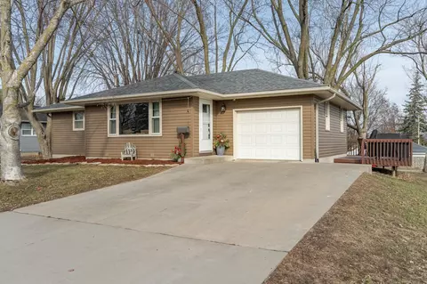 305 2nd St SE, Stewartville, MN 55976
