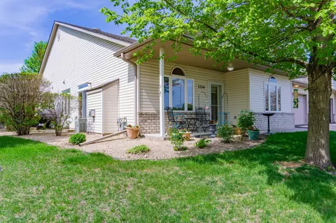 1154 Crystal Pl W, Chaska, MN 55318