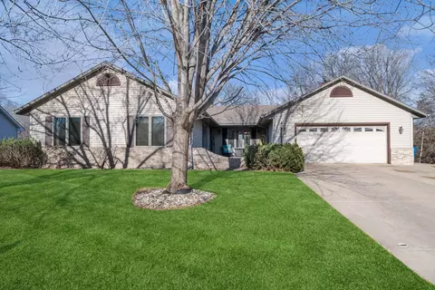 718 E Beaver St, Belle Plaine, MN 56011