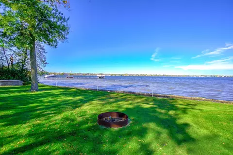 707 Sunshine Ct SE, Forest Lake, MN 55025