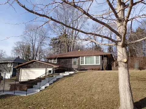 443 Eldridge Ave W, Roseville, MN 55113