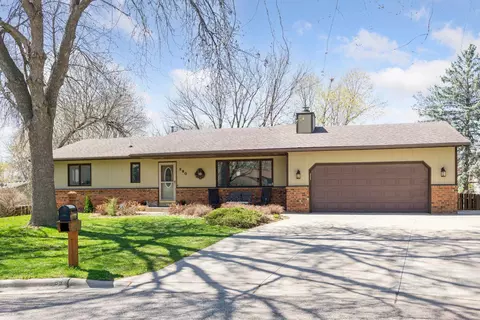 280 Cardinal Cir, Chaska, MN 55318