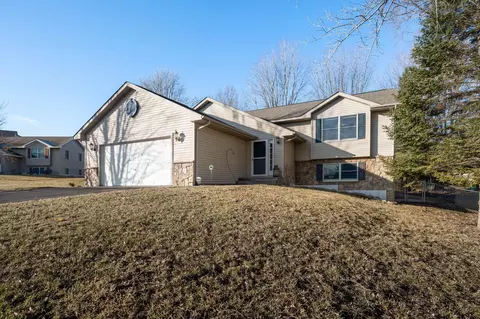 1523 Hillside Ct, New Richmond, WI 54017