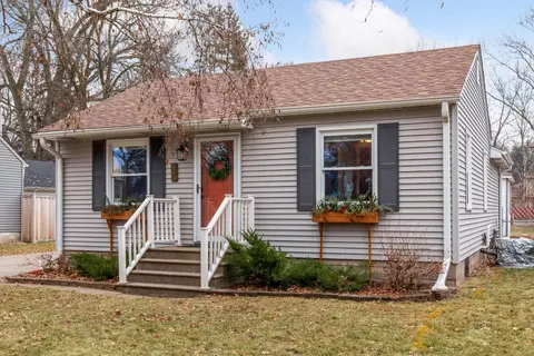 940 Burke Ave W, Roseville, MN 55113