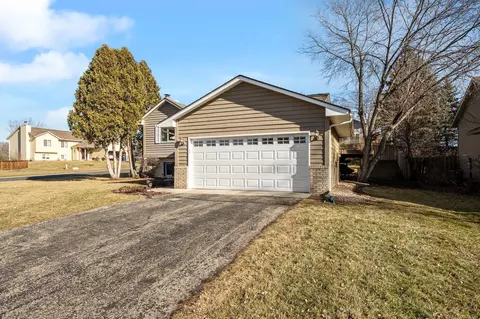 1442 Blackhawk Lake Dr, Eagan, MN 55122