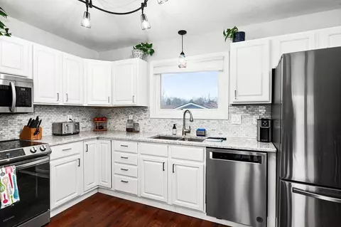 Kitchen - 2126 N Robin Ave, Duluth, MN 55811 photo 2 of 3