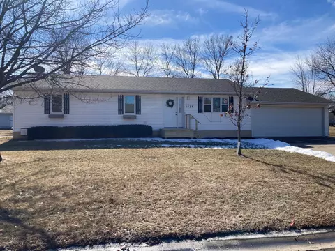 1835 Red Leaf Ct, Windom, MN 56101