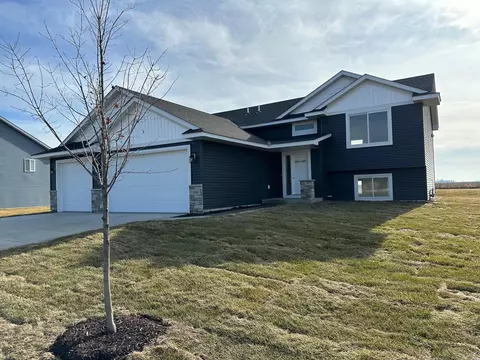 1004 Mallard Ln, Belle Plaine, MN 56011
