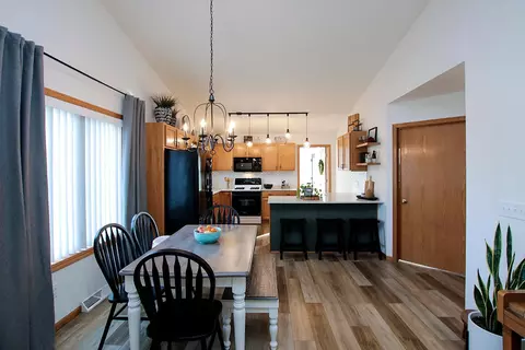 1083 Prairie View Dr SW, Hutchinson, MN 55350