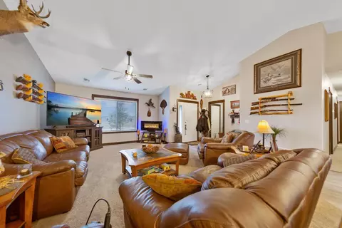 Living - 2011 Pratt Cir, Saint Peter, MN 56082 photo 2 of 4