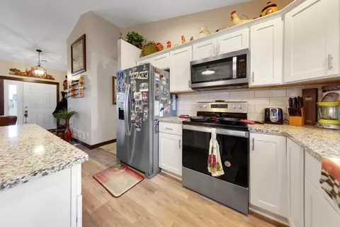 Kitchen - 2011 Pratt Cir, Saint Peter, MN 56082 photo 5 of 5