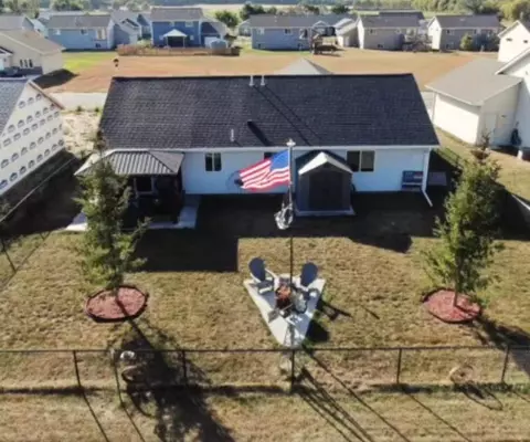 Exterior - 2011 Pratt Cir, Saint Peter, MN 56082 photo 10 of 13