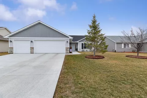 Exterior - 2011 Pratt Cir, Saint Peter, MN 56082 photo 2 of 13