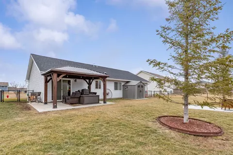 Exterior - 2011 Pratt Cir, Saint Peter, MN 56082 photo 4 of 13