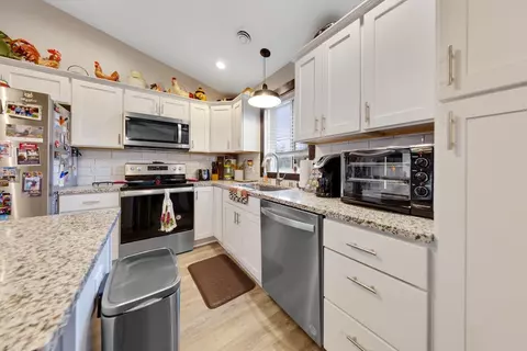 Kitchen - 2011 Pratt Cir, Saint Peter, MN 56082 photo 3 of 5