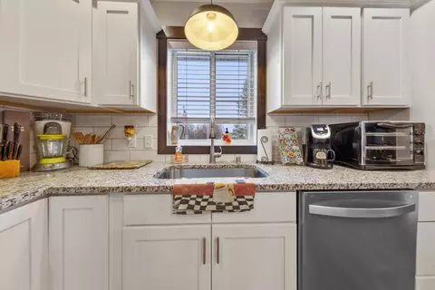 Kitchen - 2011 Pratt Cir, Saint Peter, MN 56082 photo 4 of 5