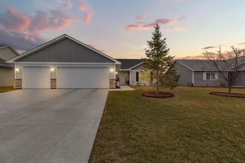 Exterior - 2011 Pratt Cir, Saint Peter, MN 56082 photo 9 of 13