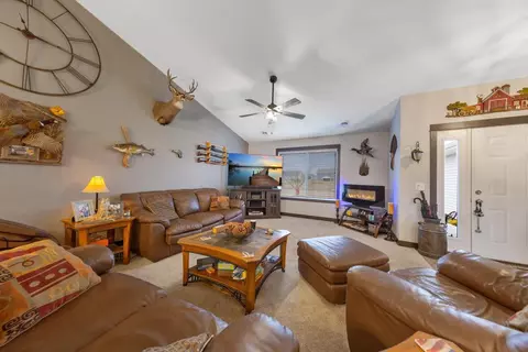Living - 2011 Pratt Cir, Saint Peter, MN 56082 photo 3 of 4