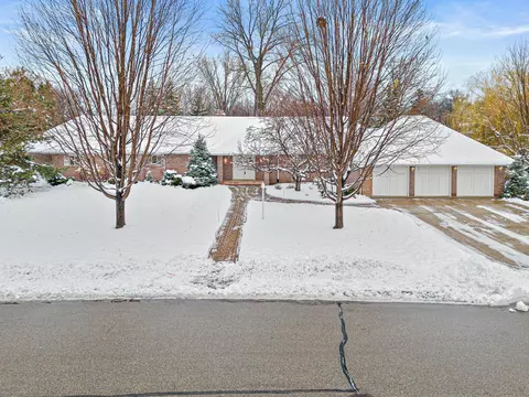 1885 Gluek Ln, Roseville, MN 55113
