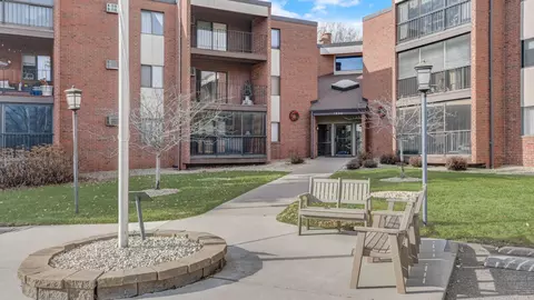 1800 Riverwood Dr #125, Burnsville, MN 55337