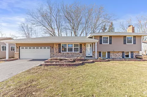 2316 Lamplight Dr, Woodbury, MN 55125