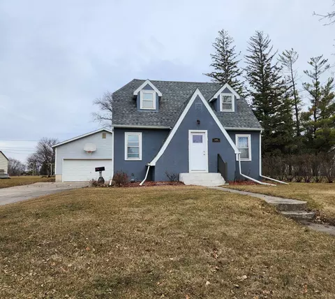 605 S 7th St, Olivia, MN 56277