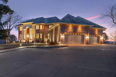 11039 Bell Oaks Estate Rd, Eden Prairie, MN 55347