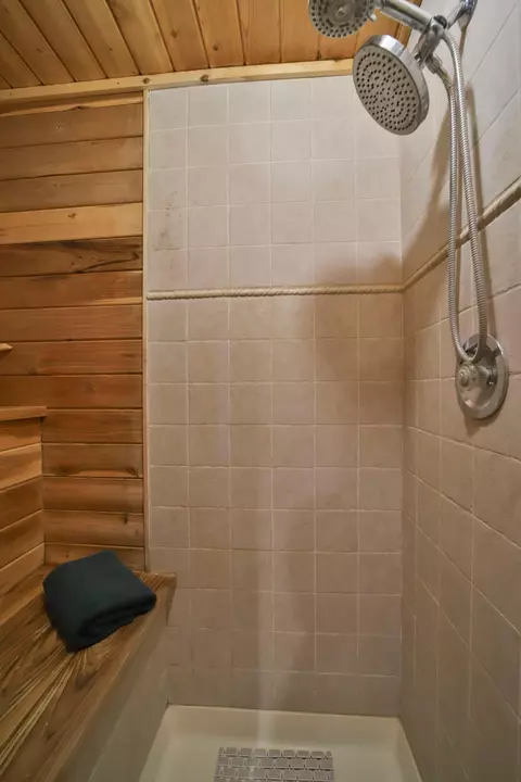 Bath - 519 Bluff Ave, Brainerd, MN 56401 photo 2 of 5