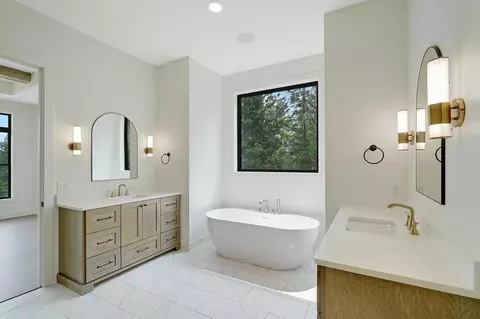 Bath - 6699 Bridle Path, Corcoran, MN 55340 photo 2 of 7