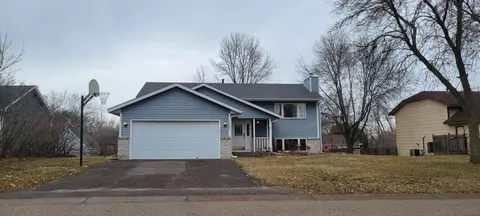 7666 Upper 24th St N, Oakdale, MN 55128