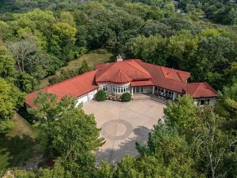 1300 Deerwood Dr, Eagan, MN 55123