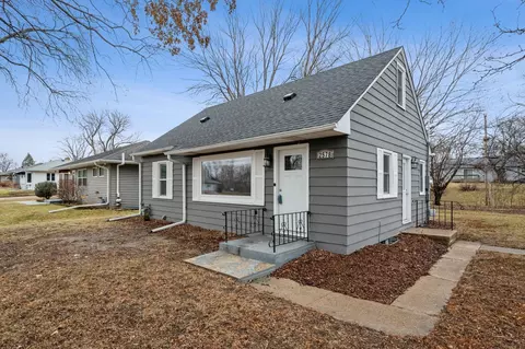 2578 Wheeler St N, Roseville, MN 55113