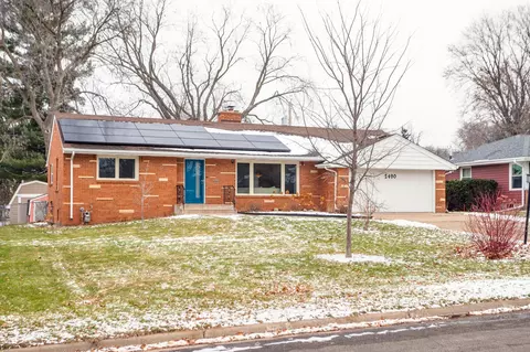 2490 Sheldon St, Roseville, MN 55113