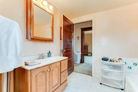 Bath - 828 3rd Ave NW, Faribault, MN 55021 photo 3 of 3