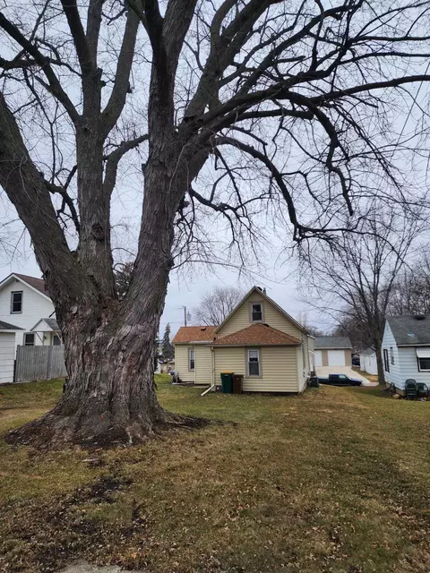Exterior - 512 Saint Thomas Ave, Albert Lea, MN 56007 photo 2 of 13