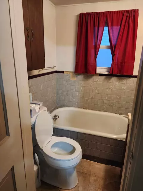 Bath - 512 Saint Thomas Ave, Albert Lea, MN 56007 photo 3 of 3