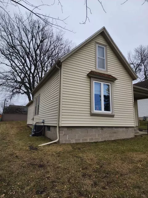 Exterior - 512 Saint Thomas Ave, Albert Lea, MN 56007 photo 6 of 13