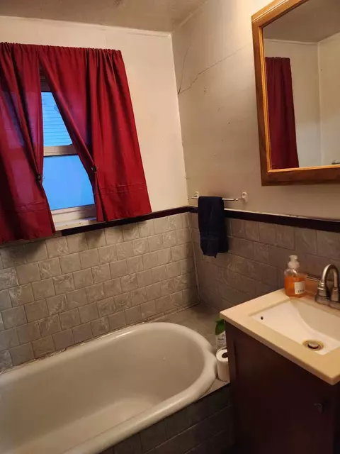 Bath - 512 Saint Thomas Ave, Albert Lea, MN 56007 photo 1 of 3