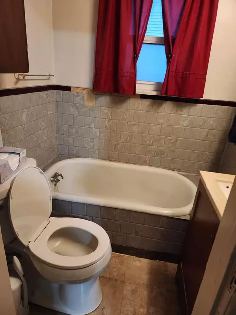 Bath - 512 Saint Thomas Ave, Albert Lea, MN 56007 photo 2 of 3