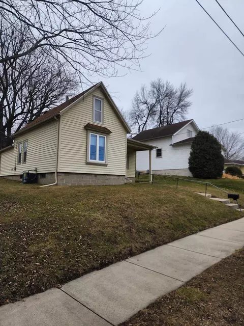 Exterior - 512 Saint Thomas Ave, Albert Lea, MN 56007 photo 4 of 13