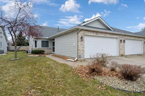 722 Emerald Rdg, Roseville, MN 55113