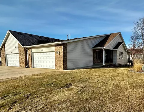 1015 Prairie View Dr SW, Hutchinson, MN 55350