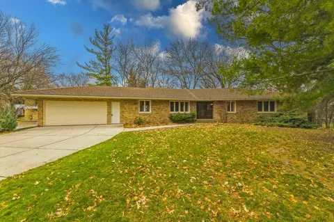 2011 Roe Crest Dr, North Mankato, MN 56003