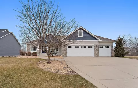 1114 Goldenray Dr, Faribault, MN 55021